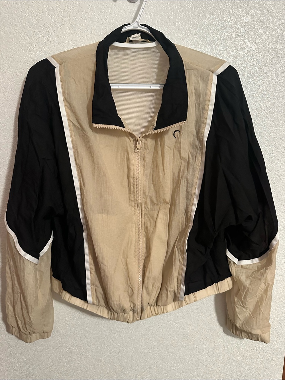 A Women’s Lightweight Colorblock Windbreaker Jacket - Beige & Black